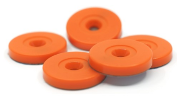 NFC-tag in oranje gebruikt voor gereedschapbeheer